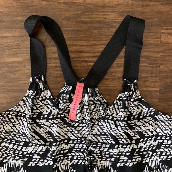 Eight Sixty New Mexico Tank in Black & White - Picture 4 of 9